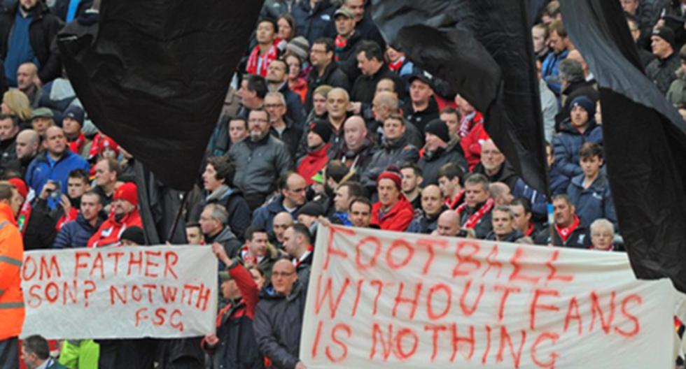 YouTube: Los hinchas del Liverpool FC no tuvieron mejor forma de protestar que irse al minuto 77 de juego. (Foto: Difusión / Captura)