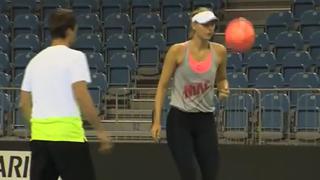 YouTube: María Sharapova se divirtió dominando balón de fútbol