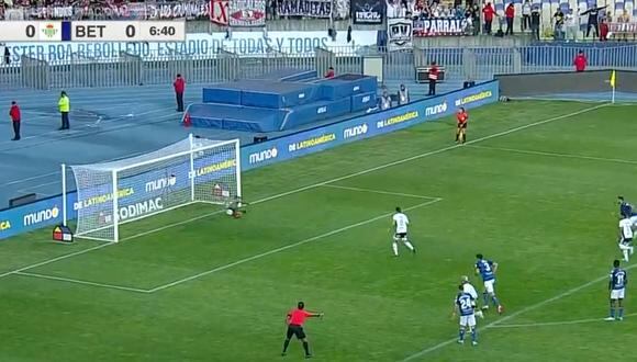 Gabriel Costa falló su disparo desde los doce pasos en el Colo Colo vs. Betis. (Foto: captura ESPN)