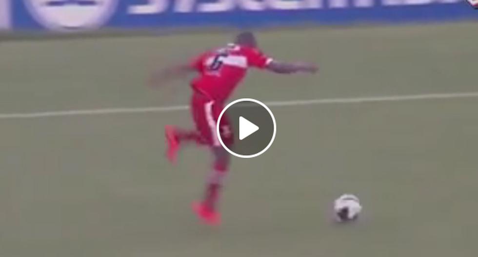 YouTube nos trae un video que se ha convertido en viral puesto que un jugador brasileño hace una fantasmal caída en pleno partido de fútbol en Brasil. (Foto: captura)
