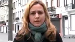 Agreden en vivo a reportera de TV en Bruselas [VIDEO]