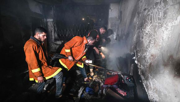 Bomberos palestinos extinguen un incendio que estalló en uno de los apartamentos del campo de refugiados de Jabalia en el norte de la Franja de Gaza.