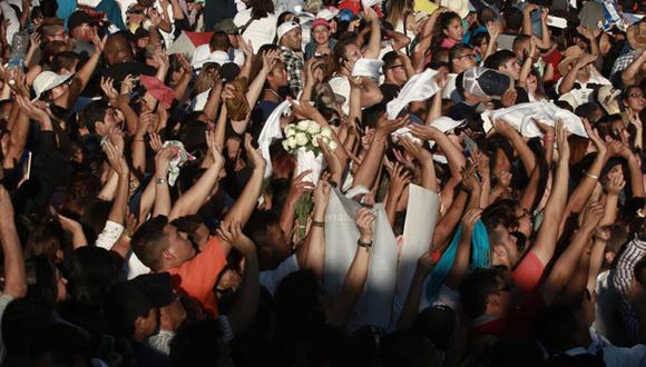 Miles de personas se concentraron en Ciudad Ju&aacute;rez tras la llegada de las cenizas de Juan Gabriel. (Foto: AP)