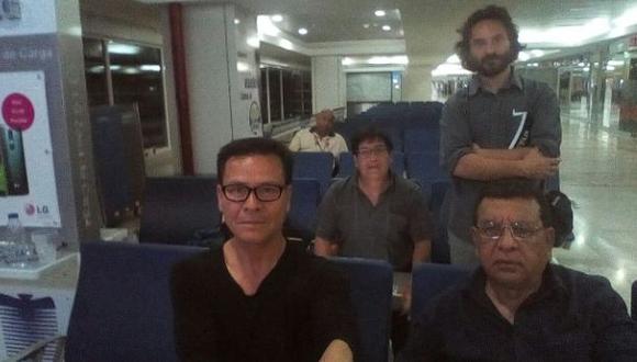 Los peruanos Ricardo Burgos, Le&oacute;nidas Ch&aacute;vez,  Armando Mu&ntilde;oz y el argentino Rodrigo Abd (de pie) permanecen en el aeropuerto de la capital de Venezuela. (Foto: Twitter)