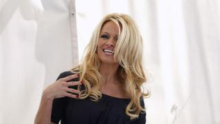 Pamela Anderson dejó al descubierto uno de sus senos