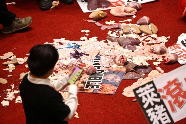 Se ven intestinos de cerdo y otros órganos en el suelo después de que los legisladores de Taiwán se arrojaran las partes durante una pelea en el parlamento en Taipei. (REUTERS/Ann Wang).