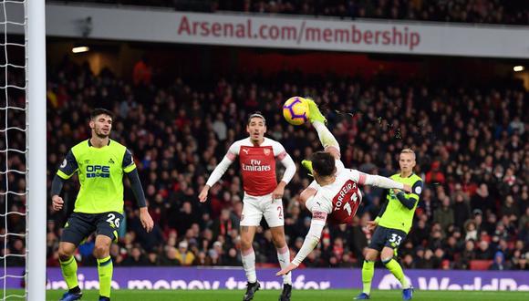 La hermosa conquista de Lucas Torreira le permitió al Arsenal vencer por la cuenta mínima al Huddersfield, en el marco de la jornada 16º de la Premier League. (Foto: AP)
