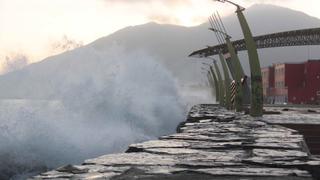 Fuerte oleaje en la costa genera aumento de precios de productos marinos