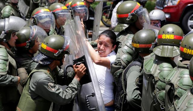 Protestas: El diálogo enfrió la calle y la MUD perdió entre 7 y 14 puntos de apoyo, según encuestas. No sería sino hasta el pasado 1 de abril que sus seguidores volverían a protestar, esta vez de forma sostenida. (Foto: Reuters)