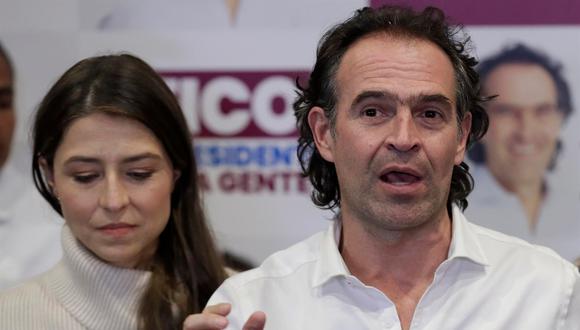 El candidato Federico "Fico" Gutiérrez habla junto a su esposa Margarita Gómez al final de la jornada de elecciones presidenciales en Colombia. (EFE/Carlos Ortega).