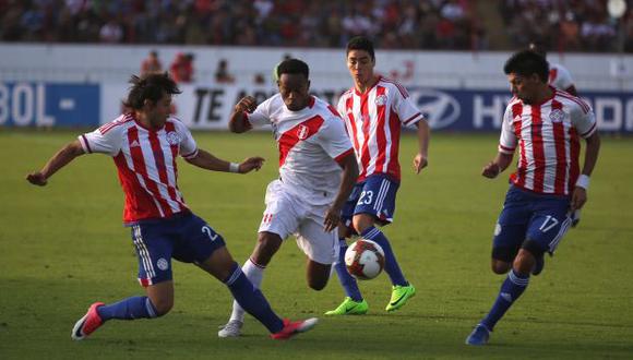 Futbolista de la selección de Paraguay marcando a André Carrillo. (Foto: Reuters)