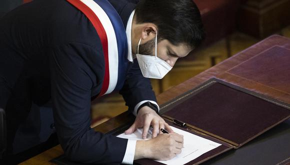 El presidente de Chile, Gabriel Boric, firma el decreto que convoca a un plebiscito obligatorio el 4 de septiembre sobre la nueva Constitución. (EFE/Alberto Valdés).