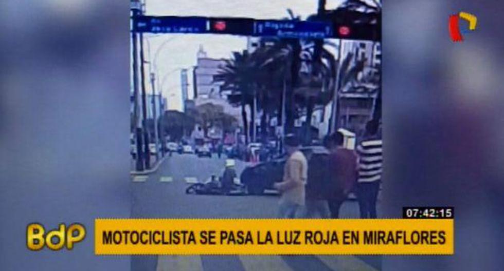 Motociclista impactó contra vehículo por no respetar luz roja. (Foto: Captura de video / Buenos Días Perú)&nbsp;