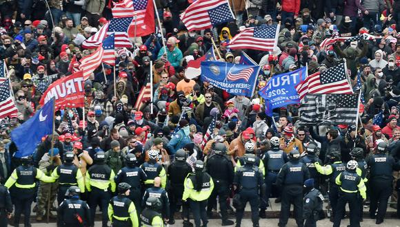 En esta foto de archivo tomada el 6 de enero de 2021, los partidarios de Trump chocan con la policía y las fuerzas de seguridad mientras asaltan el Capitolio de los Estados Unidos en Washington, DC.