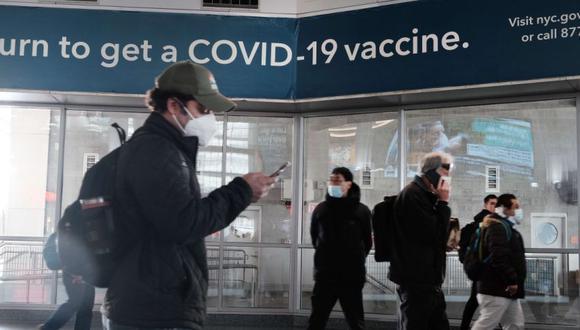 Un cartel insta a las personas a recibir la vacuna Covid en la terminal de ferry de Staten Island en la ciudad de Nueva York. (Foto referencial: Spencer Platt / Getty Images / AFP).