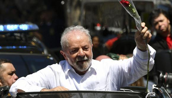 El expresidente brasileño (2003-2010) y candidato del izquierdista Partido de los Trabajadores (PT) Lula da Silva sostiene una rosa que le dieron cuando salía de la mesa de votación durante la segunda vuelta de las elecciones presidenciales en Sao Paulo.