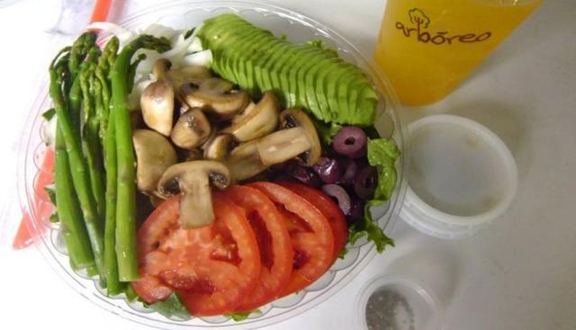 Arboreo. Esta es una alternativa de comida fresca y saludable que se adapta a tus preferencias, ya que podrás elegir qué ingredientes deseas que lleven tus ensaladas. Llegan a Miraflores, Surquillo, Jesús María, San Borja y sin recargo adicional a San Isidro y Lince. Teléfono: 471-2868.
 (Foto: FB de arbóreo)