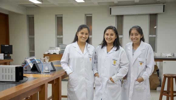 Karla Villalobos, Mly Huiza y Hiromy Mezahuamán. Ellas tienen 21 años y cursan los últimos ciclos de Biología, Farmacia y Bioquímica, y Nutrición, respectivamente, en la Universidad Peruana Cayetano Heredia, gracias a Pronabec.