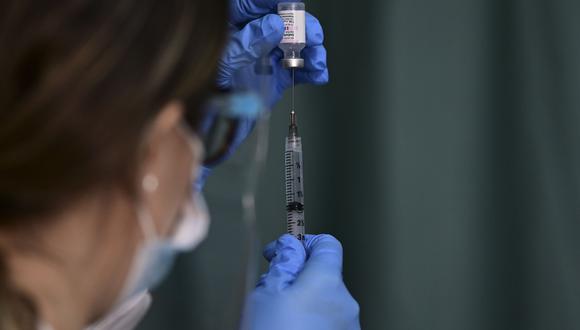 Imagen referencial. Una enfermera prepara una dosis de la vacuna Pfizer-BioNTech COVID-19 para ser aplicada a ciudadanos. (AP/Carlos Giusti).