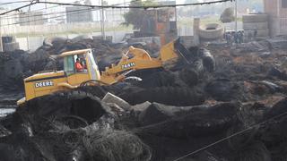 Incendio en Lima Norte: retiran llantas quemadas en almacén