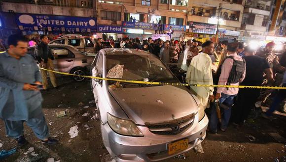 Agentes de seguridad paquistaníes inspeccionan el lugar de una explosión en Karachi, Pakistán.