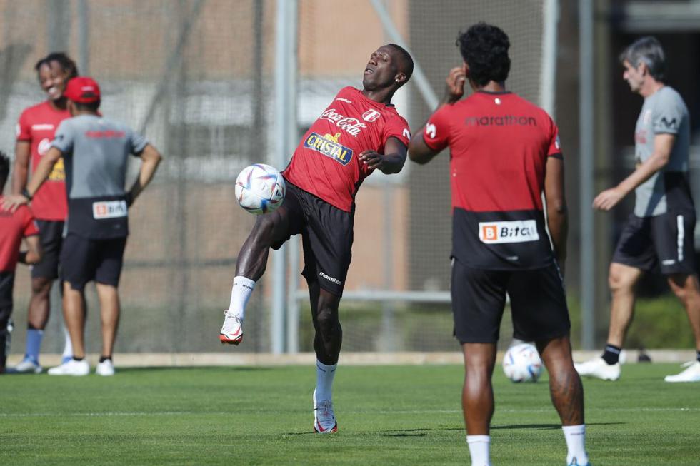 Luis Advíncula entrenó con el resto de sus compañeros, después de perderse el amistoso del domingo. (Foto: Daniel Apuy / @photo.gec)