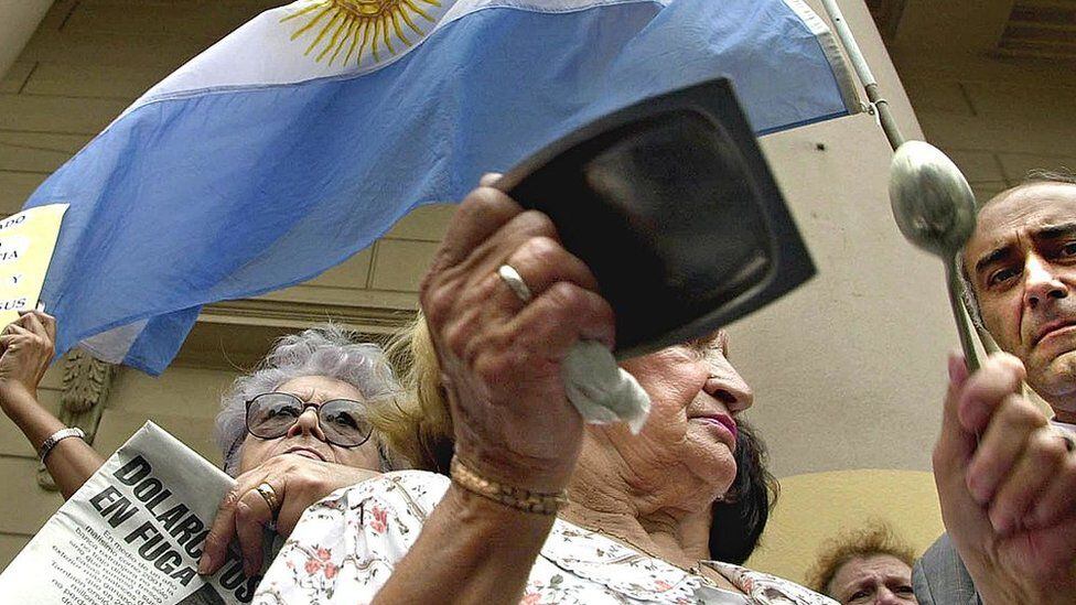 On December 3, 2001, the government of Fernando de la Rúa restricted the withdrawal of money from banks in Argentina.  (GETTY IMAGES).