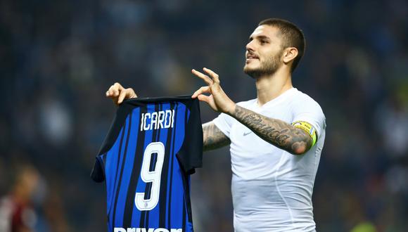 Mauro Icardi se sacó la camiseta y la mostró ante todo el estadio, a falta de pocos minutos para el cierre del derbi italiano. El '9' del Inter de Milán le anotó tres goles al AC Milan. (Foto: AFP)