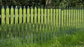 Estas cercas "espejo" se camuflan según las estaciones