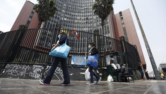 Cruce de las avenidas Abancay y Colmena, donde se han quitado las ofrendas para las víctimas de las marchas. (Foto: Francisco Neyra/ @photo.gec)