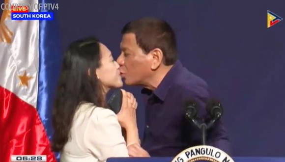 YouTube | Rodrigo Duterte desata ola de críticas por besar a mujer en un acto público. (Foto: AP)