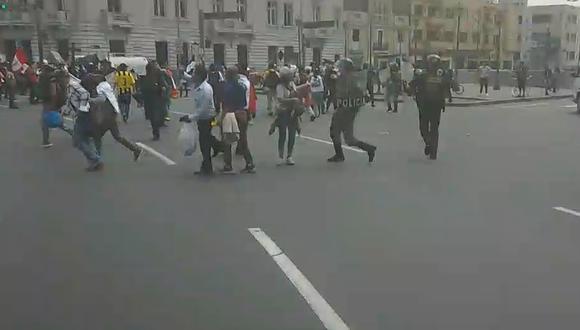 Nuevo enfrentamiento se registra en la Plaza Dos de Mayo. (Foto: Captura)