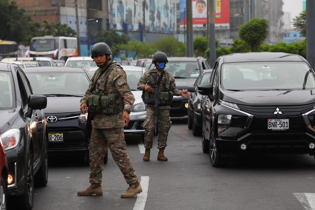 Ejército y los agentes policiales cerraron el acceso de vehículos en la Vía Expresa del Paseo de la República. (Foto: Gonzalo Córdova/ GEC)
