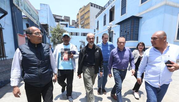 Mauricio Mulder, integrante del Parlamento disuelto, busca encabezar la lista por Lima. Atrás y a su derecha se encuentra el abogado Mijael Garrido Lecca, a quien la agrupación a invitado a postular. (Foto: Violeta Ayasta)