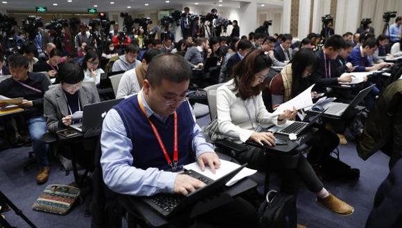 Los reporteros de los medios de comunicación asisten a una conferencia de prensa de la Oficina de Información del Consejo de Estado en China. (Foto: EFE)