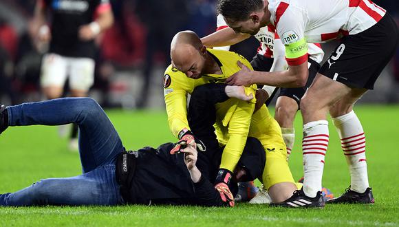 En el duelo por la Europa League entre PSV y Sevilla, un hincha del club de Países Bajos agredió a Marko Dmitrovic | Foto: AFP