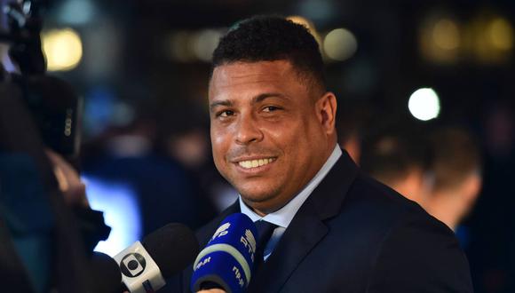 Ronaldo admitió que cuando era futbolista realizaba esta curiosa estrategia para camuflar sus bebidas alcohólicas. “Ahora, como ex jugador, no necesito hacer eso”, explicó. (Foto: AFP)
