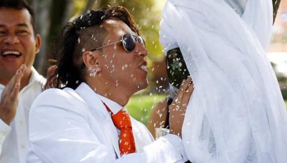 Facebook: peruano Richard Torres se casó con un árbol en Bogotá