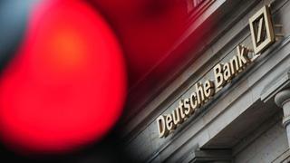 Acciones del Deutsche Bank caen a su mínimo en 30 años