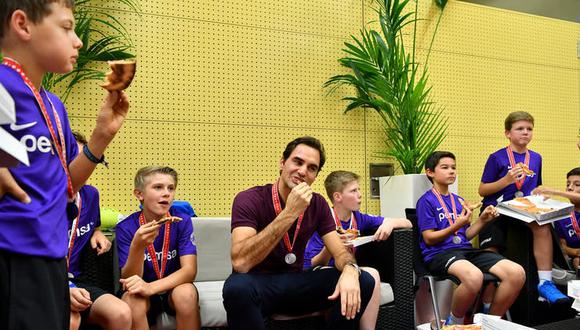 Federer celebró su noveno título en el torneo de Basilea comiendo pizza con los recogepelotas. (Foto: Reuters)