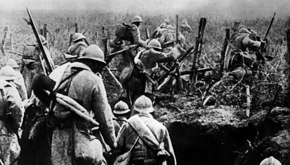 Fotografía tomada en 1916 de soldados franceses que atacan desde su trinchera durante la batalla de Verdún, en el este de Francia, durante la Primera Guerra Mundial. (Foto de AFP)