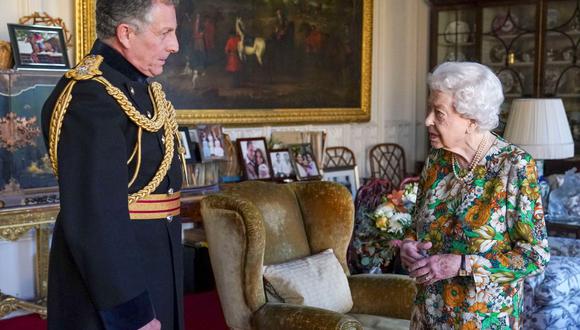 La reina Isabel II de Gran Bretaña saluda al jefe del Estado Mayor, el general Nick Carter, durante una audiencia en el Castillo de Windsor, el 17 de noviembre de 2021. (Steve Parsons / POOL / AFP).