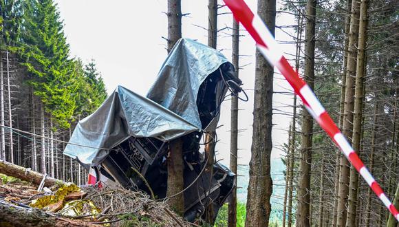 Los restos de la cabaña de un teleférico accidentado el 23 de mayo de 2021 en las laderas del pico Mottarone, sobre Stresa, Piamonte, en Italia. (MIGUEL MEDINA / AFP).