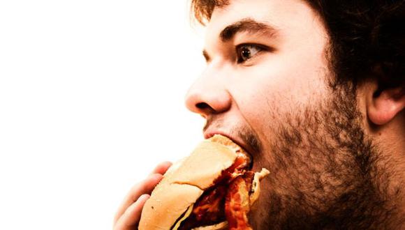 Engullir la comida y devorarla con rapidez aumenta cinco veces el riesgo del llamado síndrome metabólico, un término genérico que describe enfermedades como obesidad, presión alta y niveles elevados de colesterol. (Foto: BBC / Getty Images)