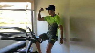 Cristiano Ronaldo presume sus bíceps en entrenamiento en bicicleta estática en casa | VIDEO