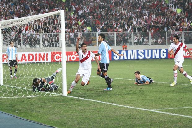 Peru drew 1-1 with Rio de la Plata in a valid match for the 2014 World Cup qualifiers at the National Stadium on September 11, 2012;  Goals were scored by Carlos Zamprano in the 21st minute and Gonzalo Higuain in the 32nd minute (GEC archive photo).