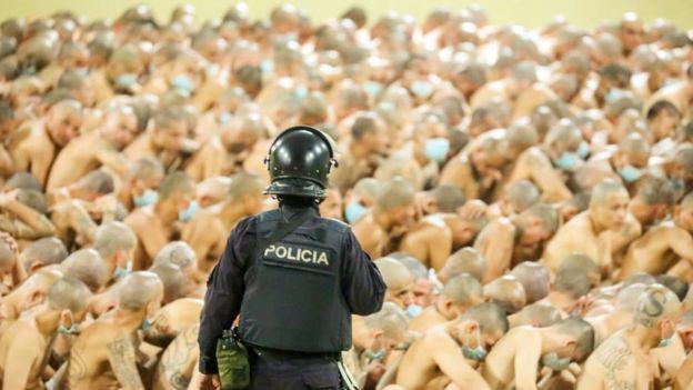 Expertos destacan el riesgo adicional de enfrentamientos entre pandillas rivales, acrecentado por la actual situación de pandemia. (TWITTER @PRESIDENCIASV).