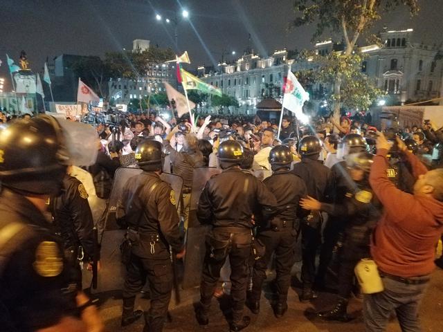 Enfrentamientos entre policías y manifestantes se desataron esta noche en las calles del Cercado de Lima durante la movilización contra la  liberación de la lideresa de Fuerza Popular, Keiko Fujimori. (Foto: Cristina Fernández/Koi_Fernandez)