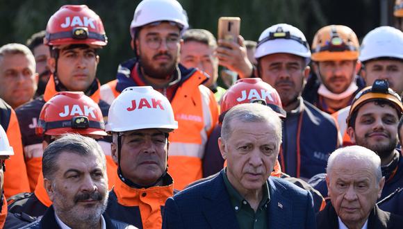 Imagen de archivo / El presidente turco, Recep Tayyip Erdogan, se encuentra con los rescatistas mientras visita la provincia de Hatay, en el sureste del país, muy afectada, vista de la destrucción luego de dos terremotos el 20 de febrero de 2023. (Foto: Yasin AKGUL / AFP)