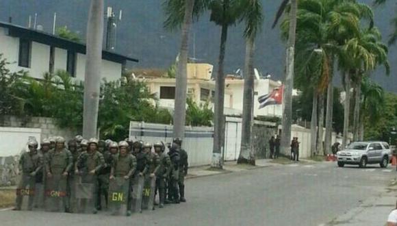 Venezolanos marchan a embajada cubana para denunciar injerencia